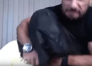 بالفيديو| أحمد مكي يعتدي بالضرب على بيومي فؤاد في بث مباشر بـ"فيسبوك"