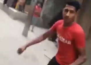 شاب يهاجم موزعي الإفطار في رمضان بكلبه: رفضوا يأكلوه «فيديو»