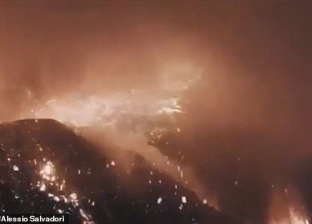 فيديو مثير.. بركان إيطالي يثور ويقذف كرات نار وحمم في السماء