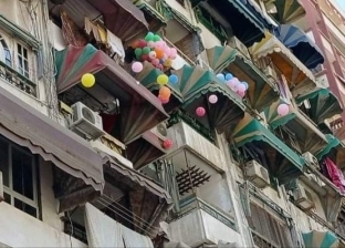 صور.. سيدة تلقي البالونات من البلكونة في بورسعيد احتفالا بالعيد
