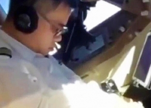 بالفيديو| طيار صيني يأخذ "قيلولة" في رحلته الجوية