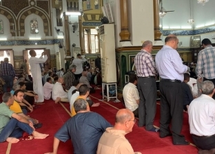 المئات يرددون الصلاة على النبي داخل مسجد النصر بالمنصورة