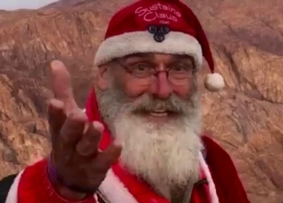 بابا نويل يظهر أعلى قمة جبل موسى ويوزع الهدايا على الأطفال «صور»