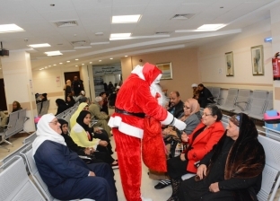 بالصور| "بابا نويل" يوزع هدايا الكريسماس على مرضى السرطان بالصعيد