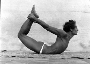 بالصور| تعرف على مراحل تطور ممارسة "اليوجا" منذ القرن الـ20