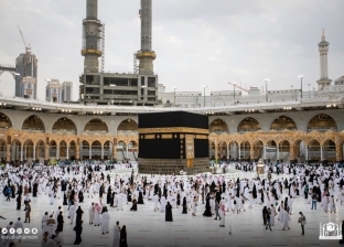 الحجاج يؤدون طواف الإفاضة بالمسجد الحرام في أول أيام العيد