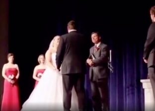 فيديو.. عريس يتردد لحظة عقد الزواج ويتشاور مع أصدقائه
