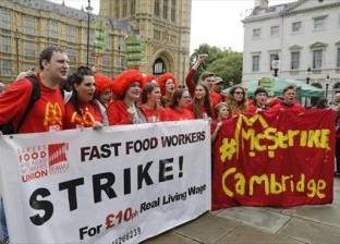 بالصور| إضراب عمال "ماكدونالدز" لأول مرة بسبب عقود العمل