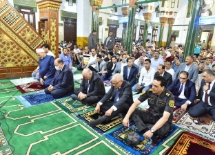 محافظ أسيوط يؤدي صلاة عيد الأضحى بمسجد ناصر