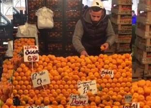 بالفيديو| قصة بائع "برتقال" ينافس على العالمية
