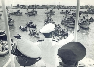 الرئيس السادات يشهد فتح قناة السويس أمام حركة الملاحة البحرية في يونيو 1975