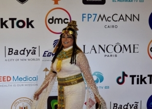 هند عاكف تظهر بإطلالة فرعونية في افتتاح مهرجان القاهرة السينمائي