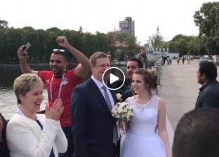 بالفيديو| مصريون "يزفون" عروسيين روسيين على طريقتهم: "ولعنا الفرح"