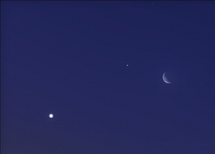 عشاق الفلك على موعد مع مشهد بديع اليوم: القمر يقترن بألمع أجسام السماء