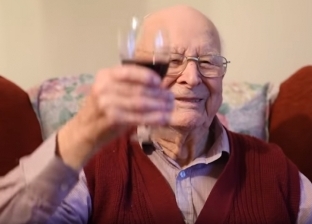 بالفيديو| معمر بريطاني ينصح بالأطعمة الدسمة والنبيذ لإطالة العمر