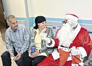 «بابا نويل» يوزع الهدايا على مرضى مستشفى الأورام بالأقصر