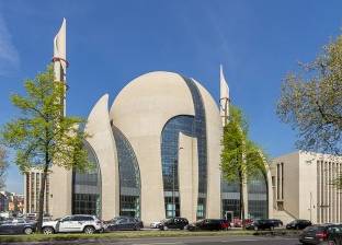 الجو الروحاني لمسجد كولونيا يجذب المسلمين والألمان