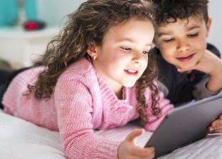 تقييد وفلترة.. 5 تطبيقات تساعدك على حماية طفلك أثناء استخدام الإنترنت