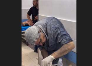 مشهد مؤثر لطبيب يخرج من تحت الأنقاض ويسعف والدته المصابة في غزة (فيديو)