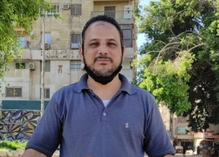 طردوا "حلواني" من شغله فوقف في الشارع بعلب "كنافة": مش هاقعد عاطل