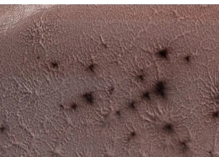 عناكب عملاقة على المريخ.. ناسا تحل لغزا عمره 20 سنة
