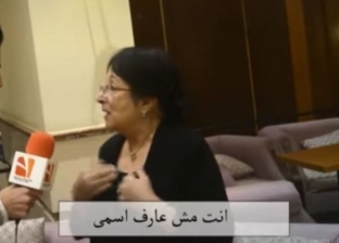 «قالها يا حاجة».. غضب بين مستخدمي «فيسبوك» بسبب مذيع حاور سميرة عبدالعزيز