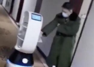 لتفادي الإصابة بكورونا.. روبوتات آلية لتقديم الطعام في الصين