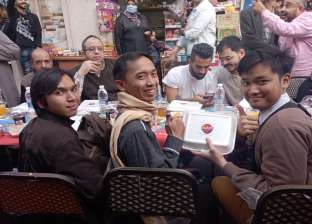 3 أصدقاء من إندونيسيا على أكبر مائدة إفطار في المطرية: «فرحة مختلفة»