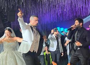 الفنان تامر حسني يشعل حفل زفاف حسن شاكوش بباقة من أجمل أغانيه