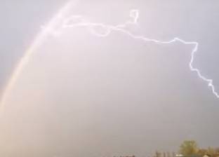 فيديو| جسم غامض يسقط من السماء خلال عاصفة رعدية في بريطانيا