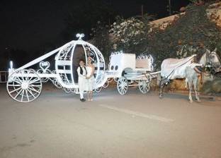 بالصور| مصري يصنع سيارة زفاف إنجليزية لتشجيع السياحة