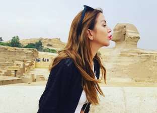 بالصور| رزان مغربي تُقبل "أبو الهول": "قبلة الحياة.. أحب مصر"