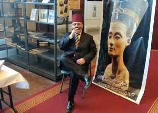 بطربوش وشارب.. "عمرو" يروج لرموز مصر في معرض الكتاب: أنا الملك فاروق