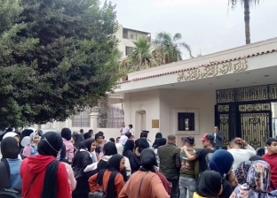 طلاب مدارس مبارك كول يتظاهرون أمام التعليم للمطالبة بإنقاذهم