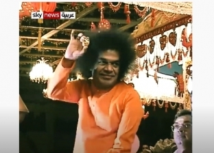 «ساتيا ساي بابا».. واعظ هندي يخرج بيضة ذهبية من فمه (فيديو)