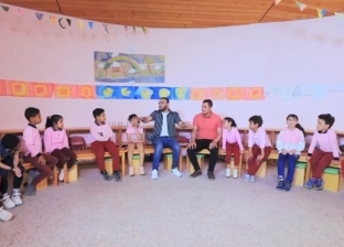 أحمد يونس يحكي قصة «الأسد والفأر» لمجموعة من الأطفال في «أتوبيس السعادة»