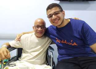 الظهور الأول لابن شريف دسوقي بجانب والده في المستشفى (صورة)