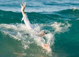 غرق مسن خلال الاستحمام في شاطئ باب البحر بمرسى مطروح