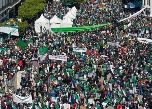 بعد استقالة بوتفليقة.. أطرف اللافتات في الجزائر: "مظاهرات كأخلاق صلاح"