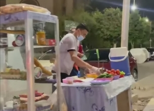 «شيال الهموم».. «رضا» يبيع ساندوتشات في شوارع إمبابة: عايز أستر إخواتي