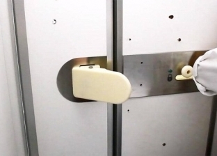 ابتكار أبواب لمراحيض الطائرات تفتح دون لمس باليد للوقاية من كورونا