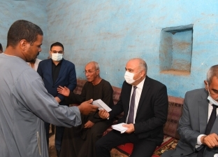 محافظ قنا يزور الأسر المتضررة من انهيار منزل بقرية فاو قبلي