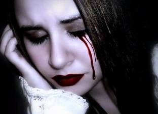 هل يمكن أن يبكي إنسان "بدل الدموع دم"؟