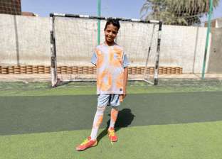 «محمود» طالب من أسيوط ولد بذراع واحدة وتحدى إعاقته بموهبة كرة القدم (صور)