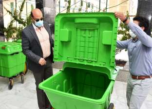 محافظ أسوان يتفقد حاويات جمع القمامة