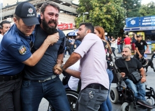 الشرطة التركية تواصل عنفها.. دفع نائب «قعيد» من فوق كرسي متحرك