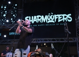 بالصور| "شارموفرز" يحيي حفلا غنائيا على مسرح "مرتفعات طابا"