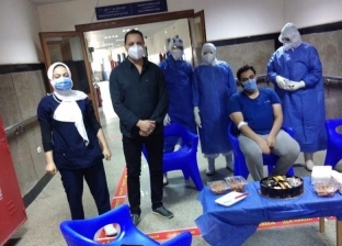 أطباء عزل كفر الشيخ الجامعي يحتفلون بعيد ميلاد طبيب مصاب بـ"كورونا"