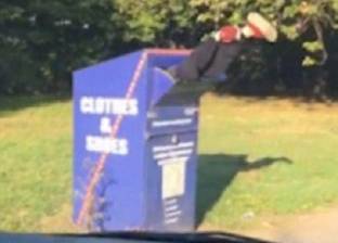 بالفيديو| مشهد صادم.. العثور على رجل عالق في صندوق لتدوير الملابس