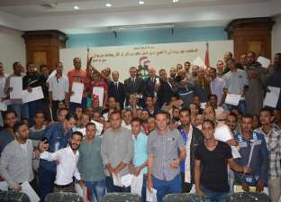 «سعفان» يسلم 195 عقدا لمصريين للعمل في الخليج في ذكرى انتصارات أكتوبر